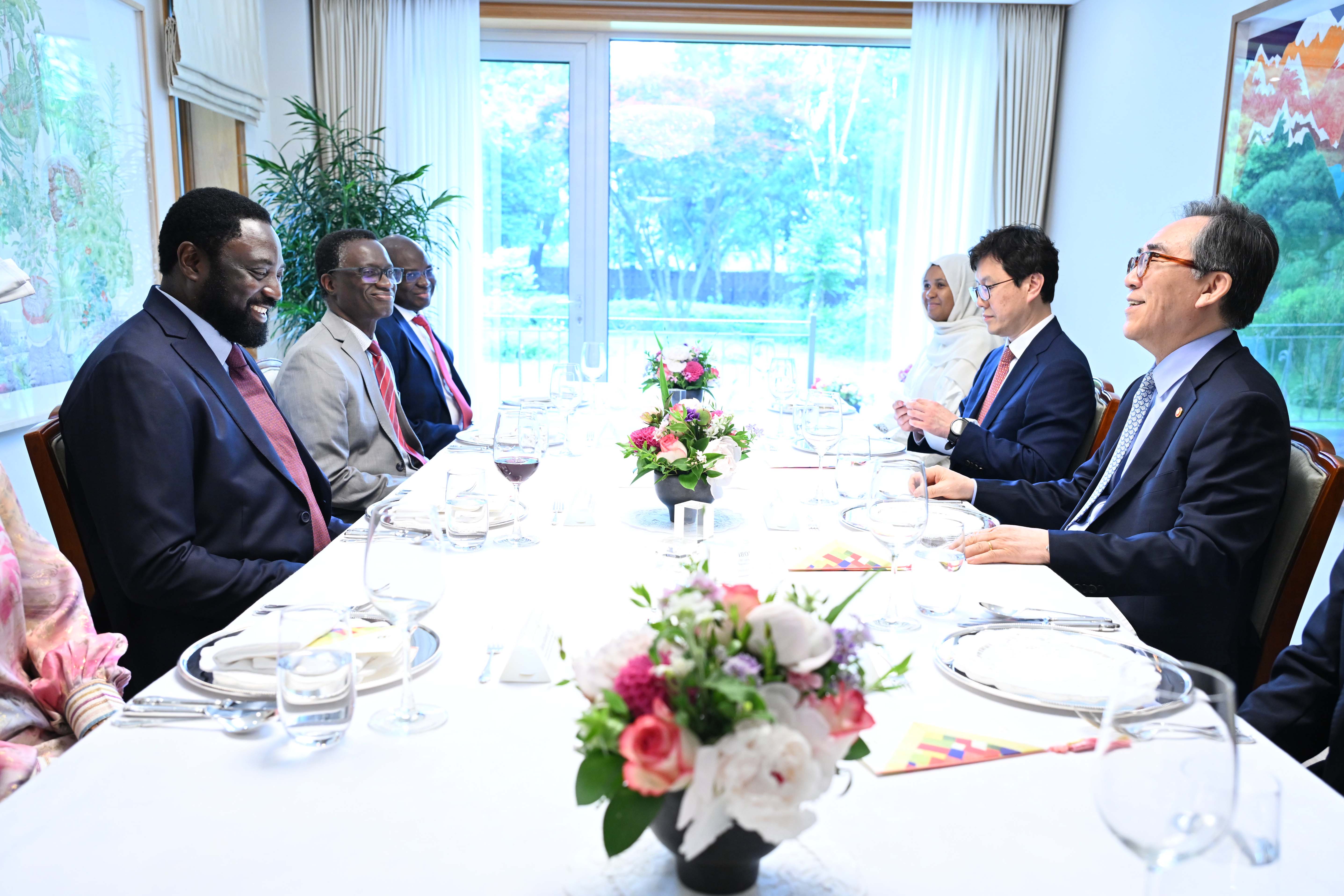 조태열 장관,&nbsp;한-감비아 외교장관 오찬회담 개최